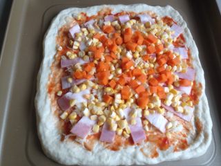 10、玉米培根披萨,放上玉米和胡萝卜粒