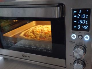 12、玉米培根披萨,放入已经提前预热上火210度，下火180度的东菱K40C烤箱下层，烘烤15分钟左右