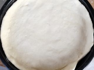 1、自制披萨,如图，饼皮：高筋粉百分之六十，低筋粉和自发粉百分之四十，温水泡酵母加牛奶白糖，发面两个小时以上