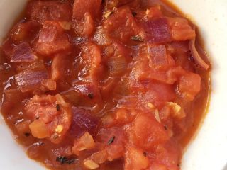 2、自制披萨,如图，自制披萨酱：番茄丁，洋葱丁，蒜末，倒入黄油起锅，把食材倒入翻炒成糊，加意大利杂香草，盐，黑胡椒粉，白糖