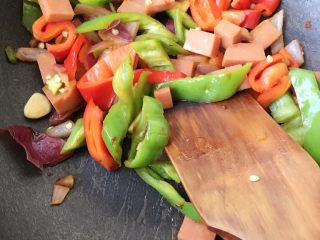 3、自制披萨,如图，披萨馅：弄着自己喜欢吃的食材用黄油炒一下，放入少量盐和黑胡椒