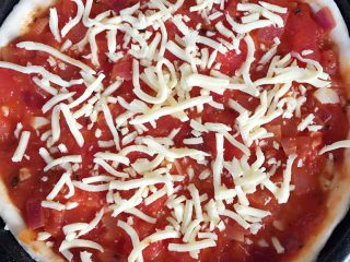 4、自制披萨,如图层层压住，马苏里拉芝士