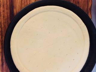 2、日式鳗鱼披萨,饼底自然解冻之后放在烤盘中。