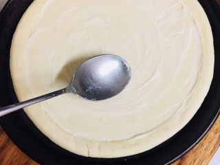 4、日式鳗鱼披萨,蛋黄酱均匀地抹在披萨饼底上