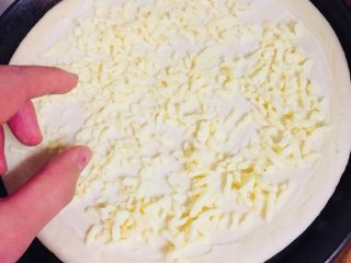 5、日式鳗鱼披萨,均匀的铺上芝士