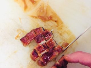 6、日式鳗鱼披萨,将鳗鱼改刀为2×2厘米大小的方块。