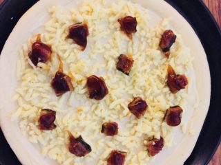 7、日式鳗鱼披萨,将切好的鳗鱼块均匀的撒在披萨饼底上