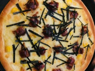 9、日式鳗鱼披萨,烤好的披萨拿出后撒入海苔