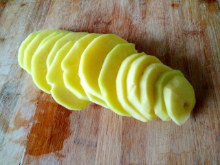 1、#圆土豆#黑芝麻土豆球,土豆清洗干净，切片