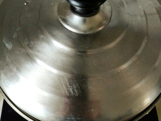 3、#圆土豆#黑芝麻土豆球,盖上盖蒸十五分钟