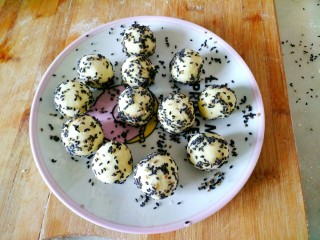 9、#圆土豆#黑芝麻土豆球,在均匀裹上一层芝麻