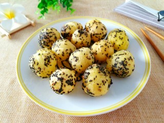 11、#圆土豆#黑芝麻土豆球,炸好的芝麻土豆球