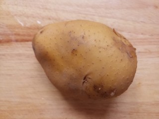 1、蒜香凉拌土豆丝,准备一个土豆