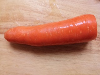 2、蒜香凉拌土豆丝,胡萝卜洗净