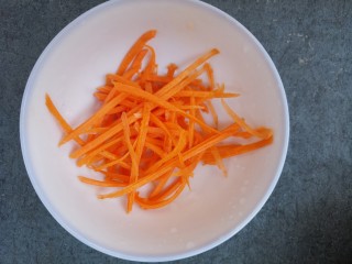 4、蒜香凉拌土豆丝,胡萝卜也切丝