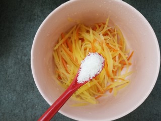 10、蒜香凉拌土豆丝,加一勺糖