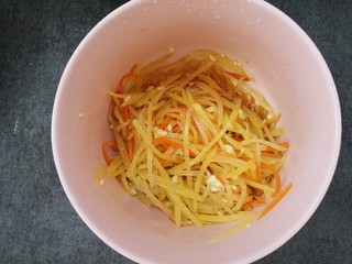 16、蒜香凉拌土豆丝,然后拌匀就可以吃了