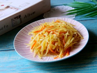 17、蒜香凉拌土豆丝,装盘