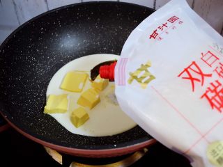 2、海盐杏仁太妃糖,将杏仁外所有的食材放入不粘锅中,放到炉子上,大火煮,还没煮开的时候不用搅拌也行,不会糊锅,我用的甘汁园双碳白砂糖,听说比普通白糖更健康几乎不含硫,没想到做出来成品反而比一般的糖更漂亮,无硫工艺更健康。