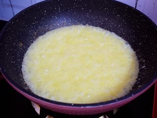 3、海盐杏仁太妃糖,当糖和黄油都融化,并且开始沸腾时,转小火,边煮边用刮刀搅拌,熬至变成焦黄色时,把针式温度计开始测温度,刮刀还是一样要不停搅拌,防止糊锅