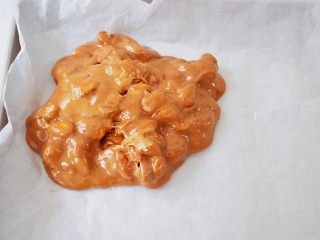 7、海盐杏仁太妃糖,烤盘铺上一张油纸,再把太妃糖放入