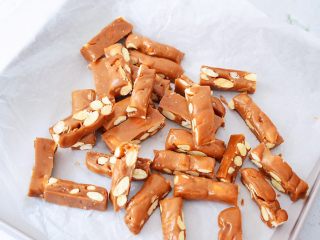 9、海盐杏仁太妃糖,等到稍微不那么烫手的时候,再用学厨铡刀切块就可以了,不要等凉了再切,比较容易碎,又难切。然后密封保存。