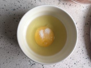 2、火腿三明治,鸡蛋一个加入少许盐