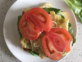 12、火腿三明治,放上西红柿