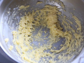 2、可可玛格丽特饼干,软化的黄油，加入糖粉，用电动打蛋器先低速后中速搅打，直至黄油色泽变浅，体积膨大一倍。打发好的黄油色泽浅白，质地光滑细腻，如羽毛般蓬松。