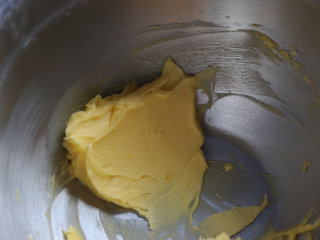 4、可可玛格丽特饼干,借助刮刀，翻拌均匀。