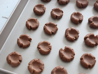 7、可可玛格丽特饼干,用大拇指轻轻按扁，饼干会出现自然的裂纹。