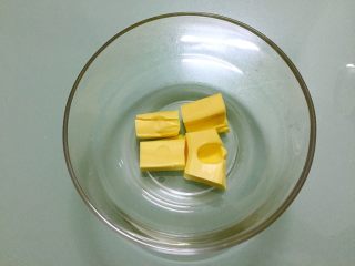 2、黄油曲奇,黄油提前软化至手指一压就过