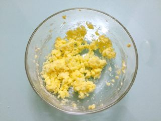 5、黄油曲奇,先用打蛋器搅拌均匀