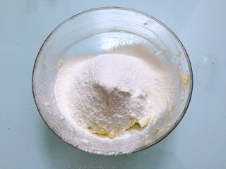 9、黄油曲奇,筛入低筋面粉