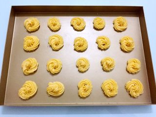 12、黄油曲奇,在烤盘上挤出曲奇形状，中间要间隔