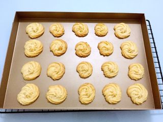 14、黄油曲奇,烤至表面金黄色即可