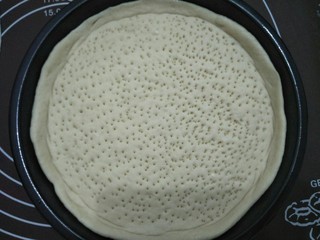 10、咖喱披萨,将面皮放入涂了油的烤盘中，用叉子在面皮上叉出小孔防止面皮在烤的过程鼓起。