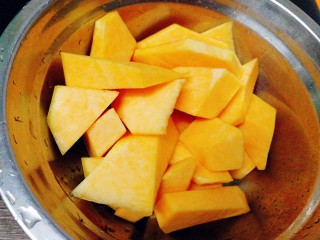 1、南瓜饼,南瓜切块蒸熟