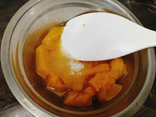 3、南瓜饼,南瓜蒸好加适量白糖，压泥