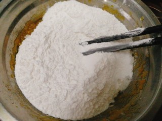 4、南瓜饼,加入糯米粉