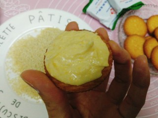6、南瓜饼,取一块饼干，加上南瓜糊