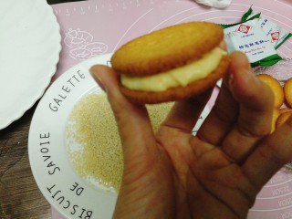 7、南瓜饼,再取一块饼夹上