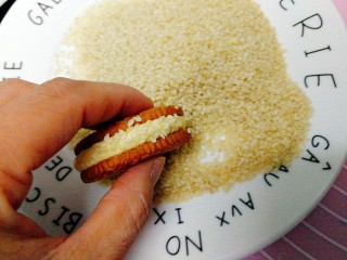 8、南瓜饼,放白芝麻上滚一下