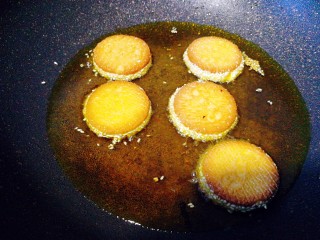 12、南瓜饼,翻面炸金黄，明显膨胀起来，即可