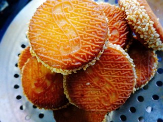 13、南瓜饼,出锅沥干油