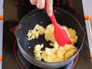 9、酥皮泡芙,加热牛奶黄油混合液至沸腾，离火，然后迅速加入过筛好低粉，快速拌匀。