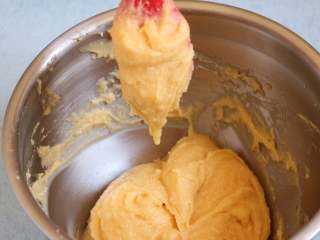 11、酥皮泡芙,步骤7中准备好的鸡蛋液分三次加入面团中，切拌完全混合后再加下一次，最后一次请酌情加，观察面糊在刮刀上呈倒三角状态就不需要再加了。