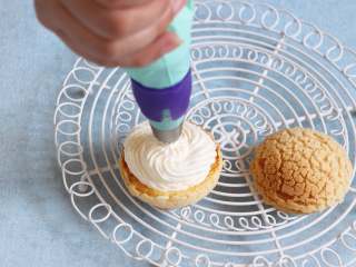 15、酥皮泡芙,割开泡芙顶部填入奶油，也可从泡芙底部用裱花嘴挤入。