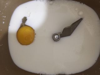 2、奥利奥牛奶卷,加入鸡蛋，天冷鸡蛋需要常温