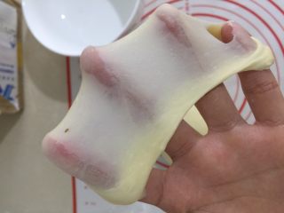 6、奥利奥牛奶卷,达到扩展状态后加入黄油继续揉到图上的状态